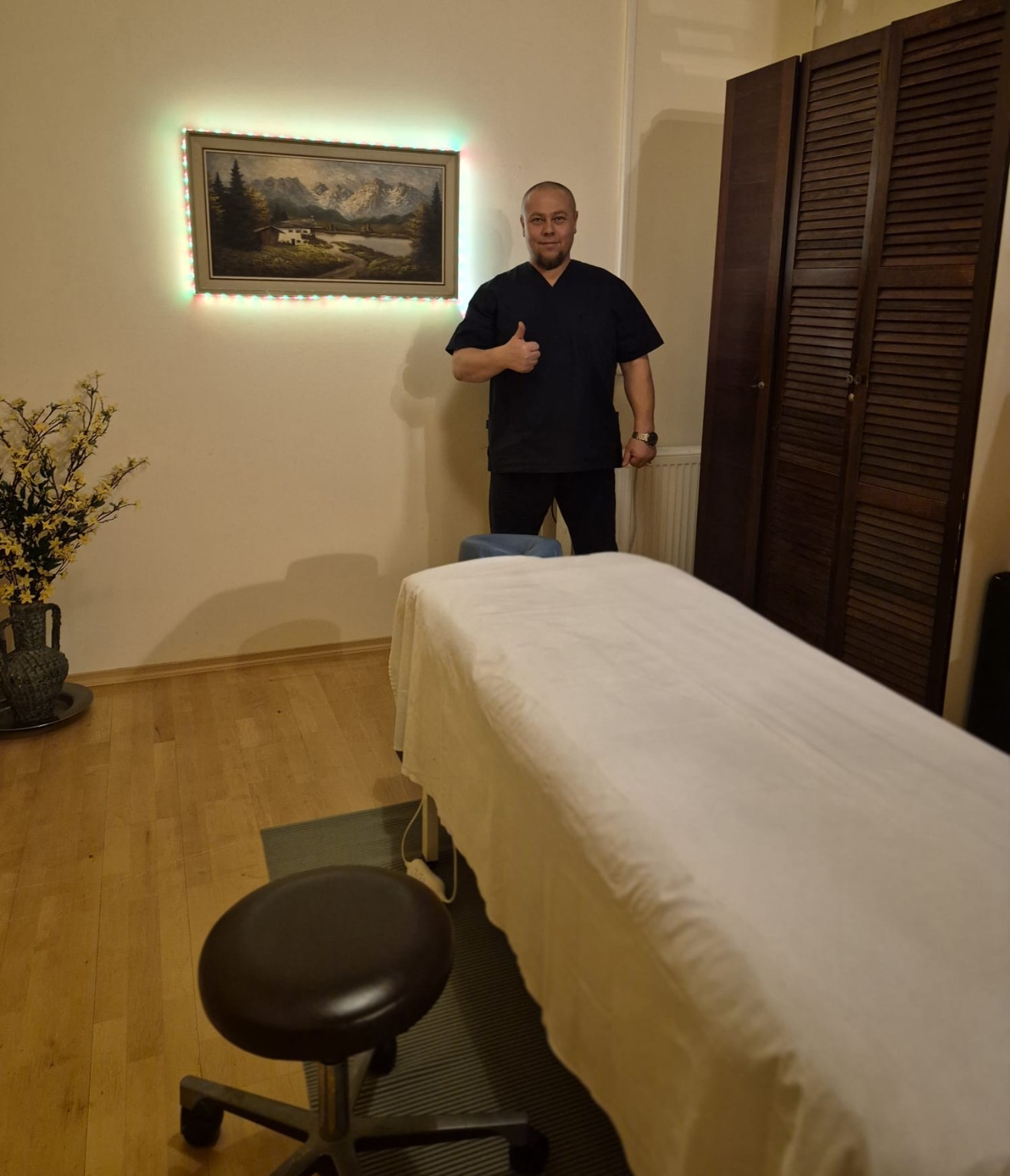 Nariman in seinem Massageraum in Altötting